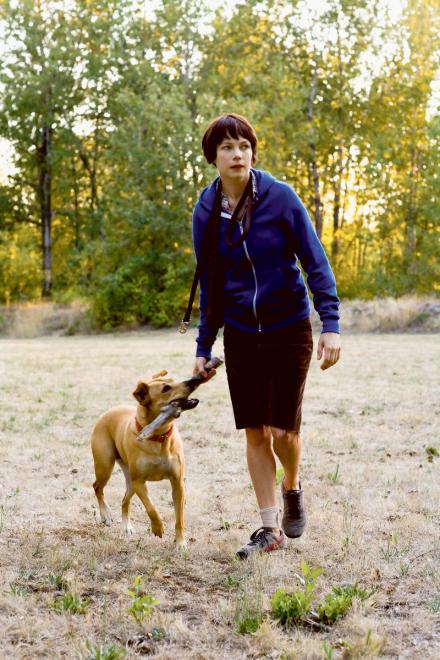 Michelle Williams as Wendy with dog Lucy