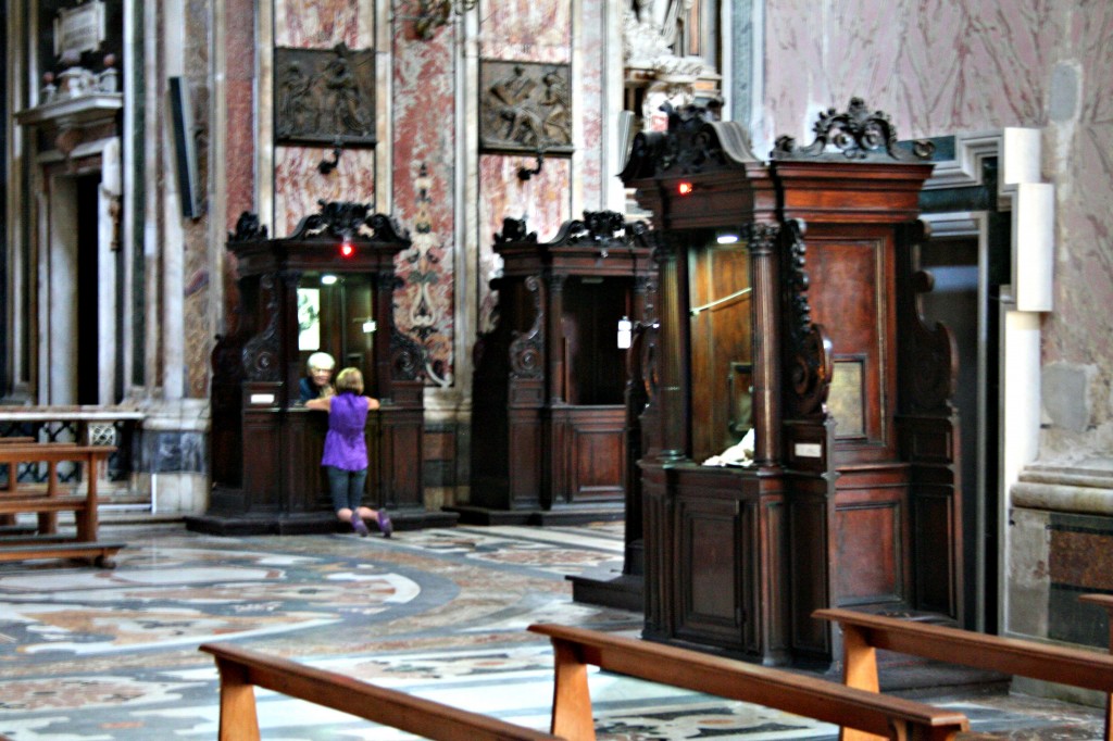 Confessionals, Church Gesu Nuovo, Naples. Photo: Heinz-Josef LÃ¼cking/Wikimedia Commons.