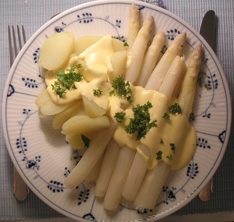 White asparagus with potatoes and hollandaise. Oh, yes. Photo: Elya/Wikimedia Commons