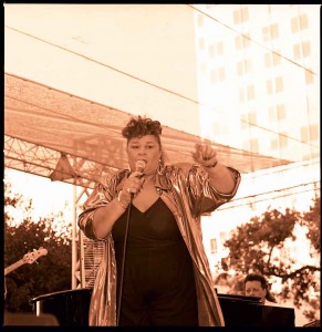 Etta James performing in San Jose in 2000. Photo: Louis Ramirez, Flickr/Wikimedia Commons
